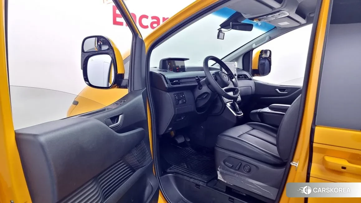 Hyundai Staria 2023 Желтый из Кореи, фото 2