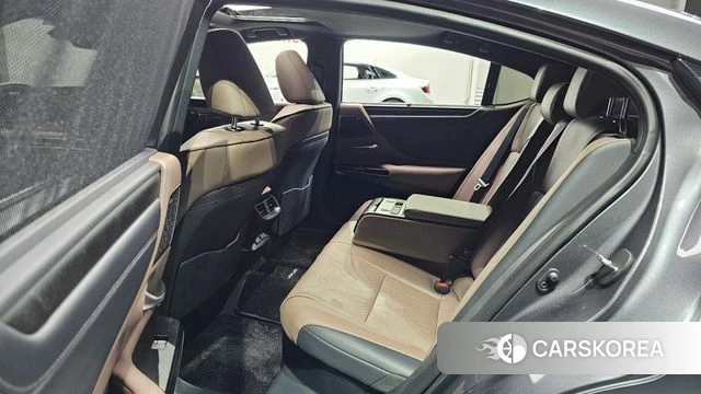 Lexus ES300h 7th generation 2026 Серый из Кореи, фото 2