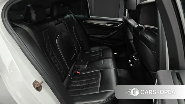 BMW 5 Series (G30) 2018 Белый из Кореи, фото 2