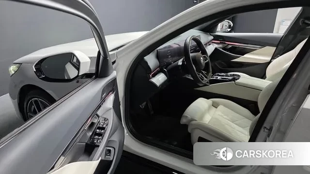 BMW 5 Series (G60) 2025 Белый из Кореи, фото 2