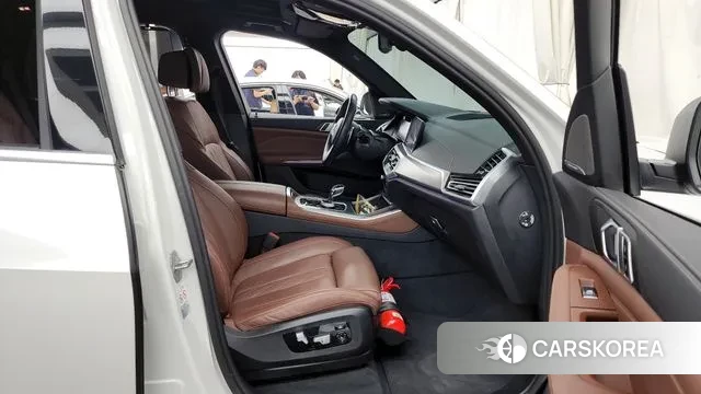 BMW X5 (G05) 2023 Белый из Кореи, фото 2