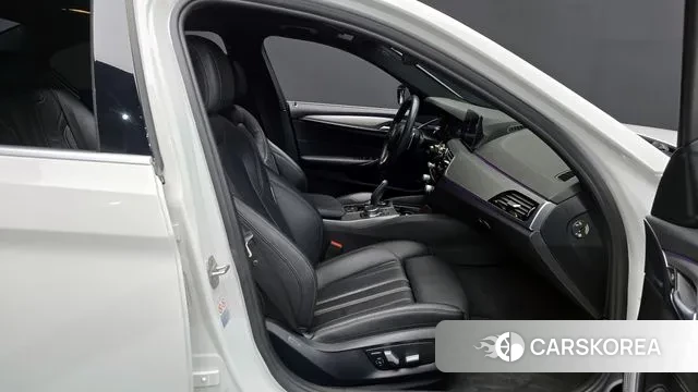 BMW 5 Series (G30) 2018 Белый из Кореи, фото 2