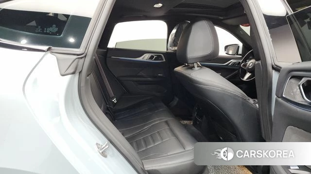 BMW i4 2022 Светло-серебряный цвет из Кореи, фото 2