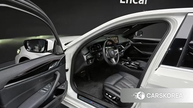 BMW 5 Series (G30) 2021 Белый из Кореи, фото 2