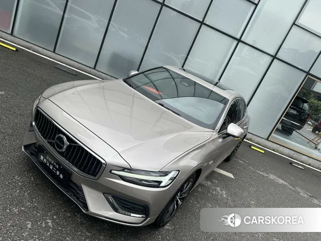 Volvo S60 2023 Шампань из Китая, фото 2