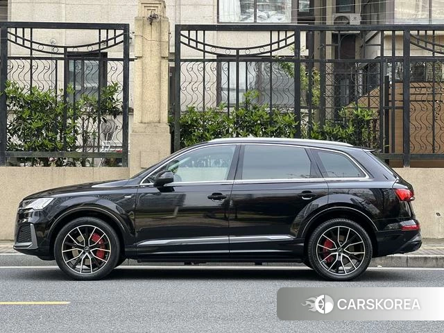 Audi Q7 2021 Черный из Китая, фото 2
