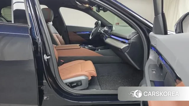 BMW 5 Series (G60) 2025 Черный из Кореи, фото 2