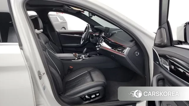 BMW 5 Series (G30) 2023 Белый из Кореи, фото 2