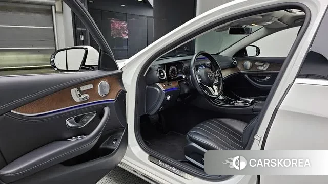 Mercedes-Benz E-Class W213 2018 Белый из Кореи, фото 2