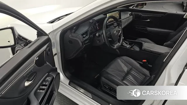 Lexus ES300h 7th generation 2023 Белый из Кореи, фото 2