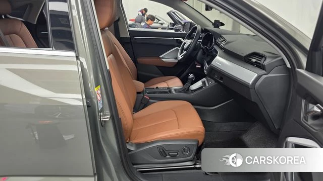 Audi Q3 (F3) 2022 Серый из Кореи, фото 2