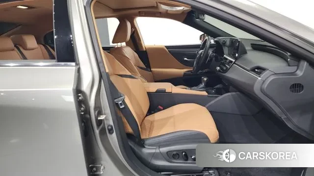 Lexus ES300h 7th generation 2023 Серый из Кореи, фото 2