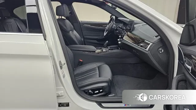 BMW 5 Series (G30) 2021 Белый из Кореи, фото 2