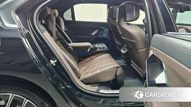 BMW 7 Series (G70) 2023 Черный из Кореи, фото 2