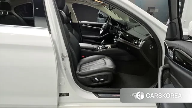 BMW 5 Series (G30) 2018 Белый из Кореи, фото 2