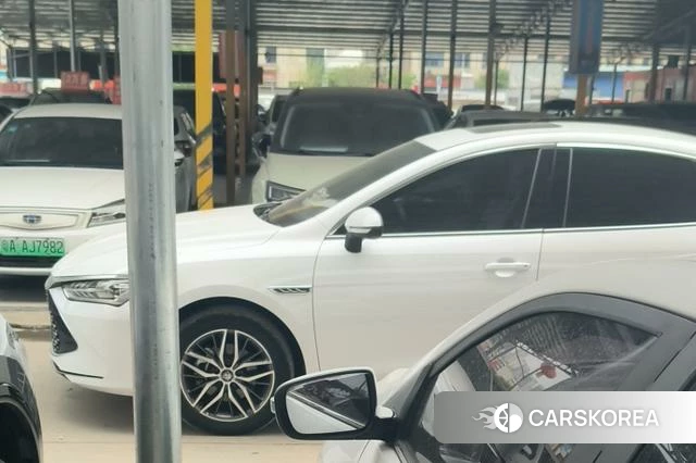 BYD Qin PLUS DM 2023 Белый из Китая, фото 2