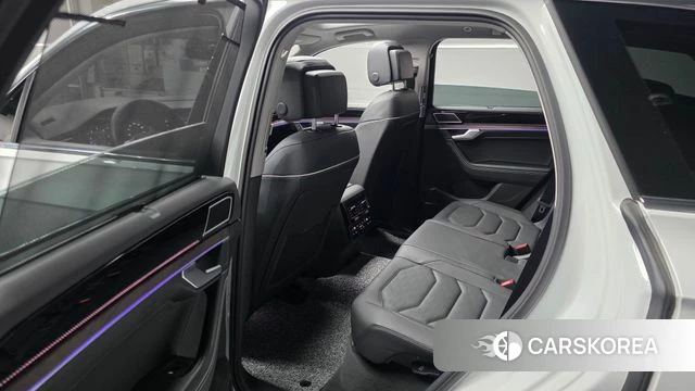 Volkswagen Touareg 3rd generation 2025 Белый из Кореи, фото 2