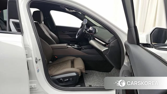 BMW 5 Series (G60) 2024 Белый из Кореи, фото 2