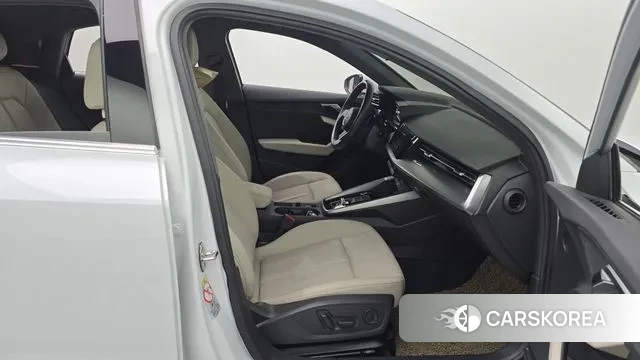 Audi A3 (8Y) 2023 Белый из Кореи, фото 2