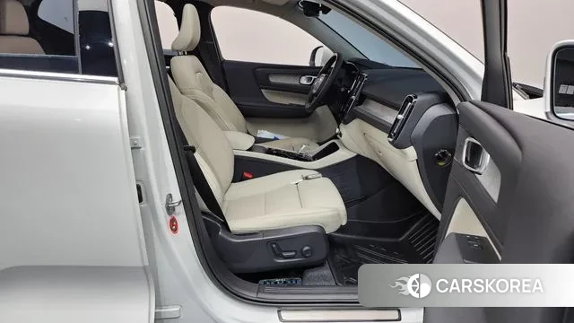 Volvo XC40 2023 Белый из Кореи, фото 2