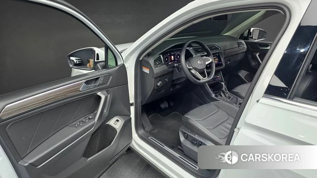 Volkswagen Tiguan Allspace 2022 Белый из Кореи, фото 2