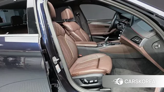 BMW 5 Series (G30) 2022 Черный из Кореи, фото 2