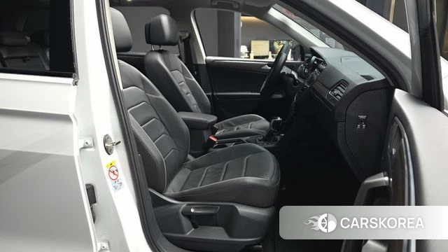 Volkswagen Tiguan Allspace 2022 Белый из Кореи, фото 2