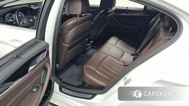 BMW 5 Series (G30) 2023 Белый из Кореи, фото 2