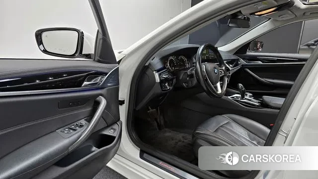 BMW 5 Series (G30) 2018 Белый из Кореи, фото 2