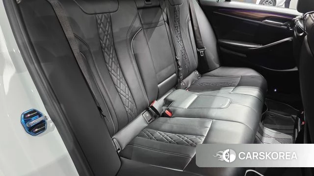 BMW 5 Series (G30) 2018 Белый из Кореи, фото 2
