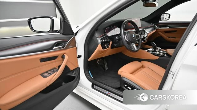 BMW 5 Series (G30) 2023 Белый из Кореи, фото 2