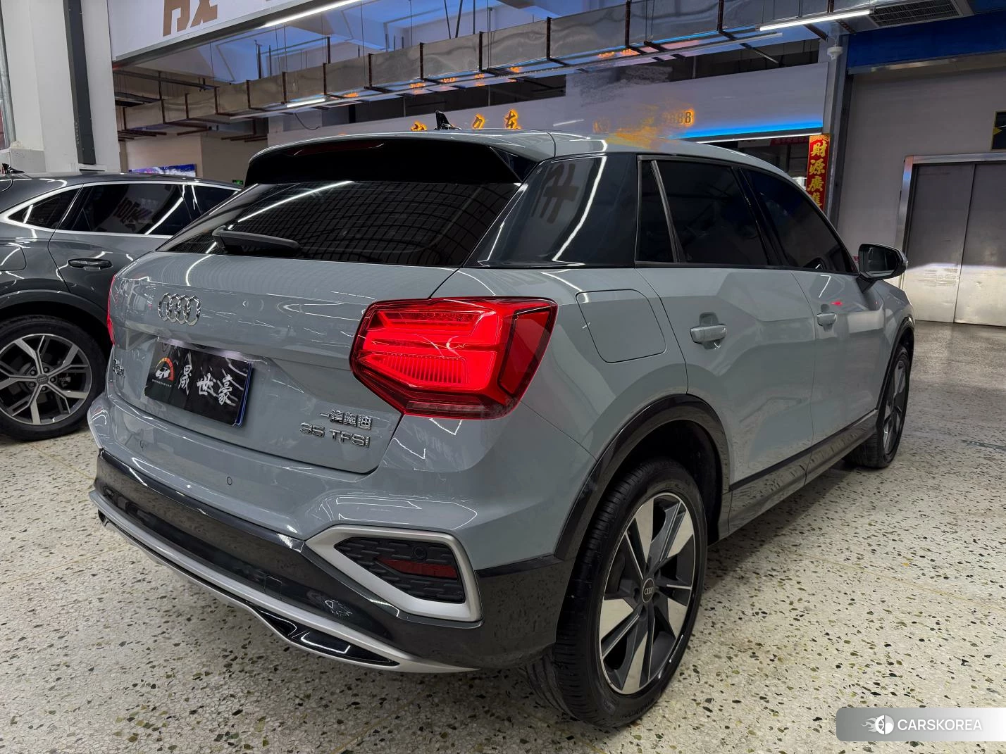 Audi Q2L 2021 Темно-серый из Китая, фото 2
