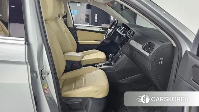 Volkswagen Tiguan second Generation 2018 Серебряный из Кореи, фото 2