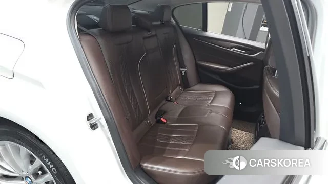 BMW 5 Series (G30) 2018 Белый из Кореи, фото 2