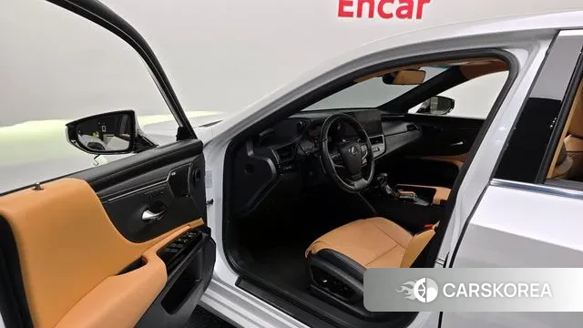 Lexus ES300h 7th generation 2023 Белый из Кореи, фото 2