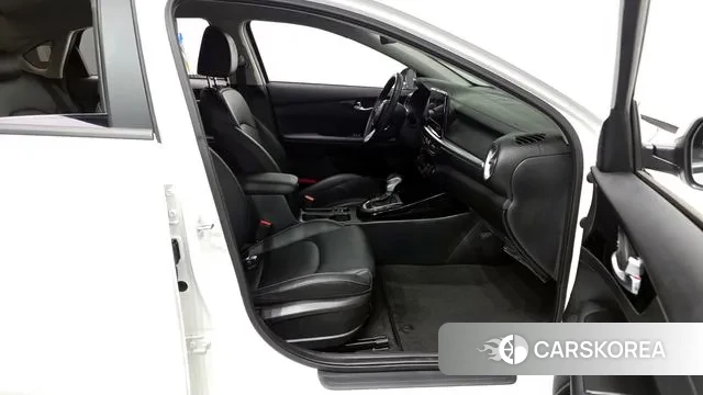 Kia The New K3 2nd generation 2024 Белый из Кореи, фото 2