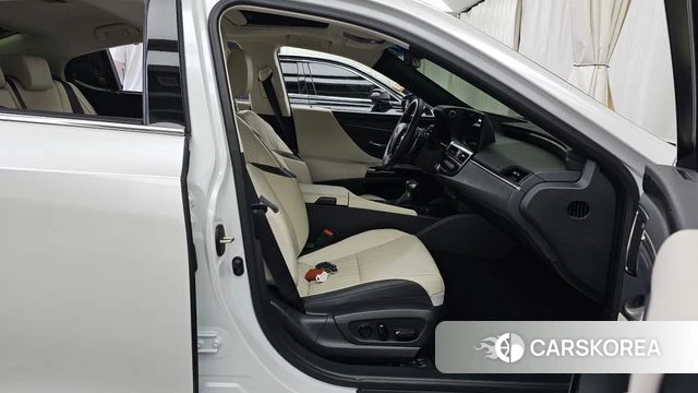 Lexus ES300h 7th generation 2023 Белый из Кореи, фото 2