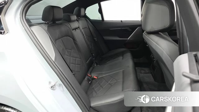 BMW 5 Series (G60) 2025 Светло-серебряный цвет из Кореи, фото 2