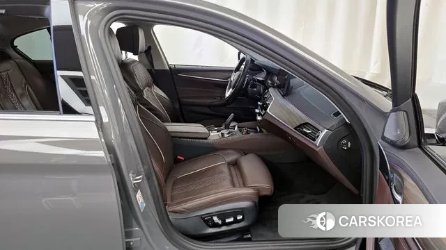 BMW 5 Series (G30) 2022 Серебристо-серый из Кореи, фото 2