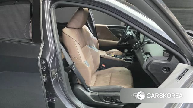 Lexus ES300h 7th generation 2023 Серый из Кореи, фото 2