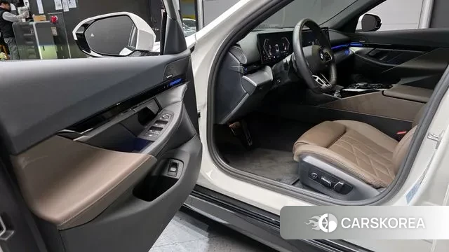 BMW 5 Series (G60) 2024 Белый из Кореи, фото 2