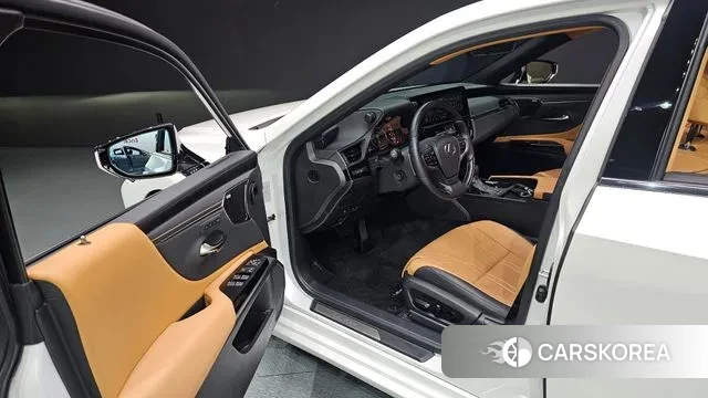 Lexus ES300h 7th generation 2023 Белый из Кореи, фото 2