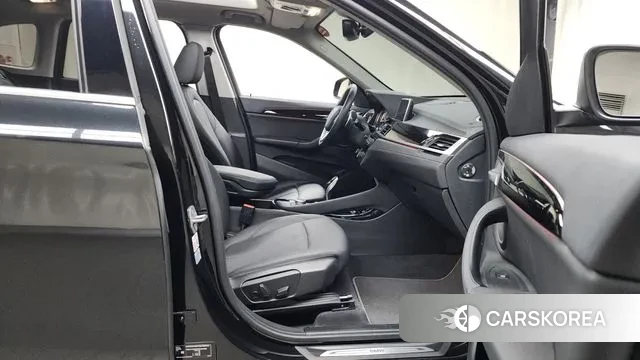 BMW X1 (F48) 2022 Черный из Кореи, фото 2