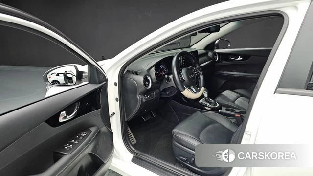 Kia The New K3 2nd generation 2023 Белый из Кореи, фото 2