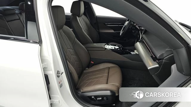 BMW 5 Series (G60) 2024 Белый из Кореи, фото 2