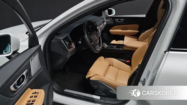 Volvo V60 Cross-Country 2nd Generation 2023 Белый из Кореи, фото 2