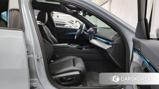 BMW 5 Series (G60) 2025 Светло-серебряный цвет из Кореи, фото 2