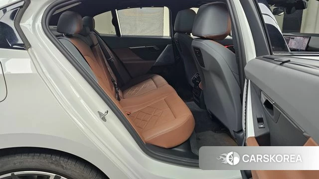 BMW 5 Series (G60) 2024 Белый из Кореи, фото 2