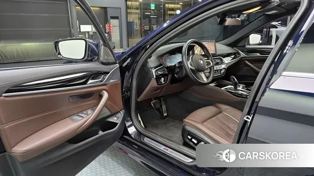 BMW 5 Series (G30) 2023 Черный из Кореи, фото 2