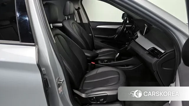 BMW X1 (F48) 2018 Серебристо-серый из Кореи, фото 2